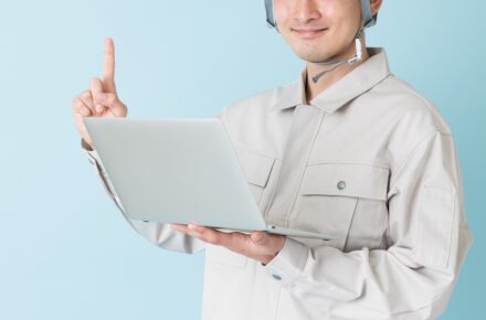 指を立てる男性