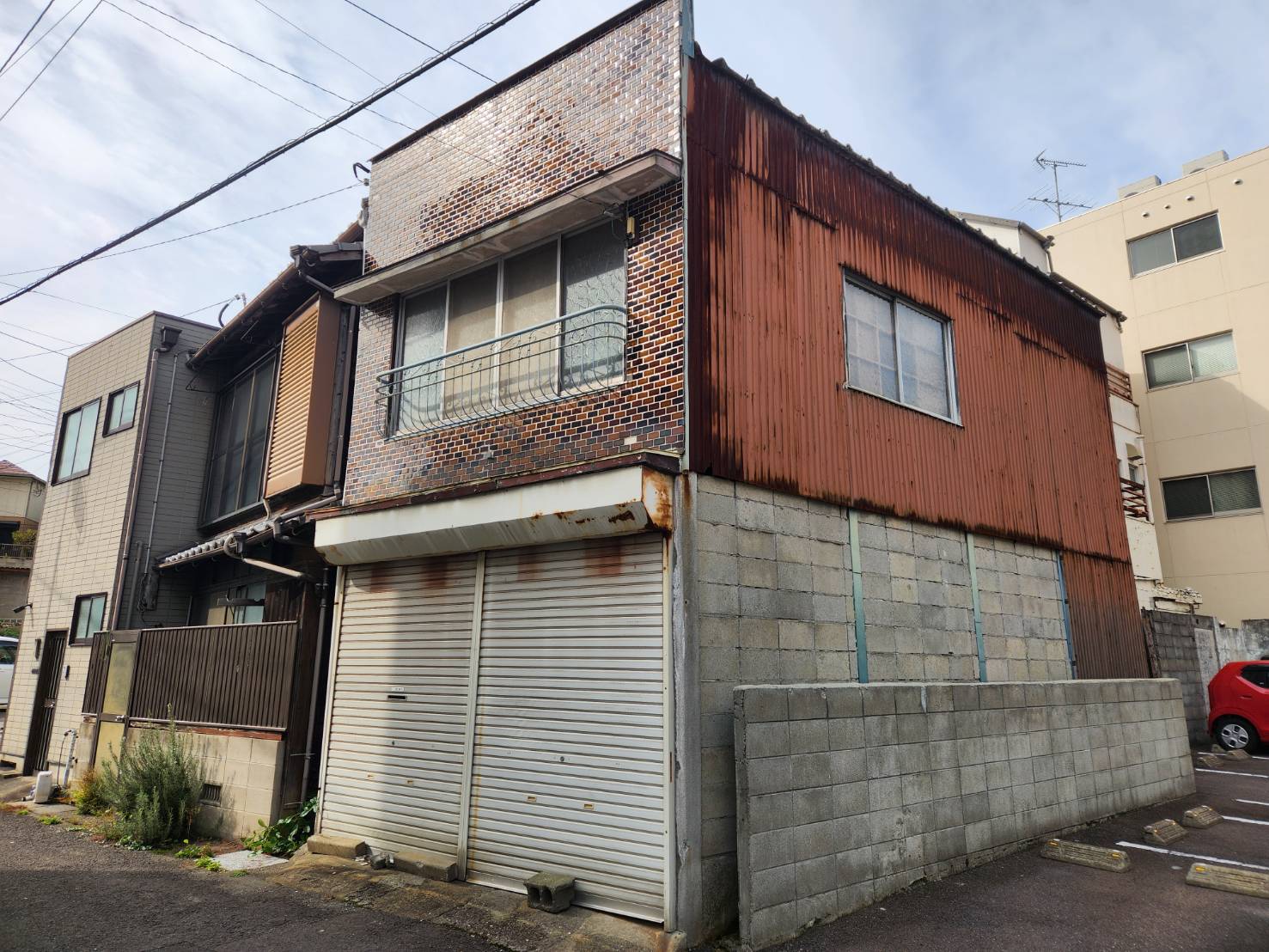 解体工事前の建物外観（側面）