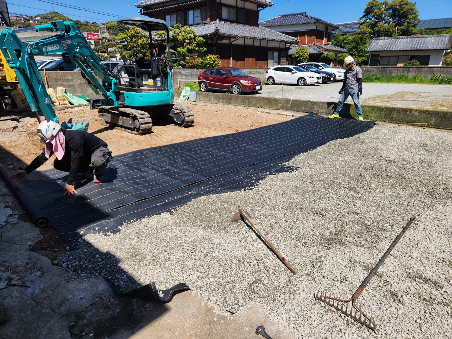 防草シートの敷設作業