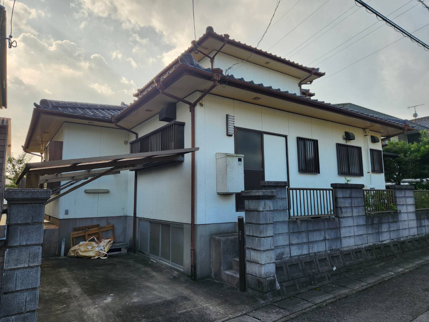 解体工事前の建物外観